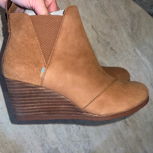NEW TOMS Kelsey Wedge Pull On Booties Ankle Suede Pull Tab Cognac Tan Size 7 - Picture 11 of 11